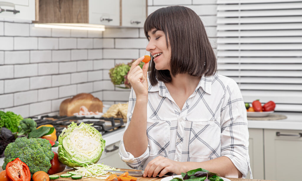 Ăn rau trước bữa cơm có giúp giảm cân?