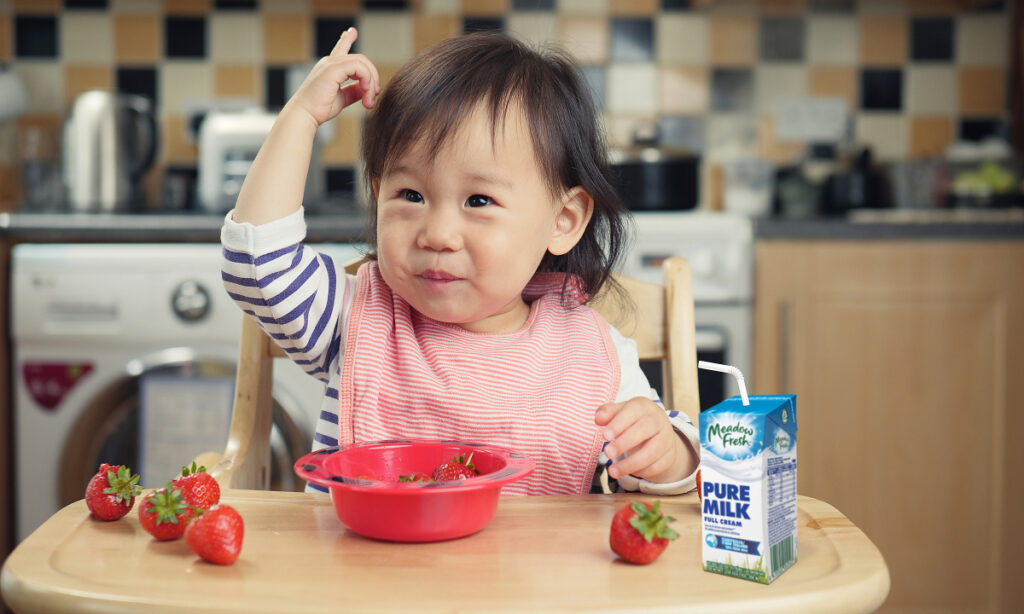 Lợi ích của sữa tươi nguyên chất trong giai đoạn đầu đời